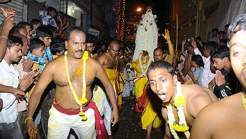 ಬೆಂಗಳೂರು ಕರಗ ಉತ್ಸವಕ್ಕೆ ಸಾವಿರಾರು ಭಕ್ತರ ಸಾಕ್ಷಿ