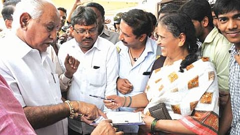 ಸಾರ್ವಜನಿಕರಿಂದ ಸಹಿ ಸಂಗ್ರಹಿಸುತ್ತಿರುವ ಯಡಿಯೂರಪ್ಪ