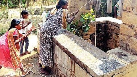 ಅರಬಿಕೊತನೂರು ಗ್ರಾಮಸ್ಥರು ಬಾವಿಯಿಂದ ನೀರು ಸೇದುತ್ತಿರುವುದು.