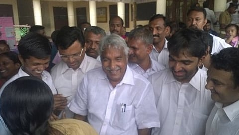 ಮತದಾನ ಮಾಡಿದ ಕೇರಳ ಸಿಎಂ ಉಮನ್ ಚಾಂಡಿ (ಎಎನ್ ಐ ಚಿತ್ರ)