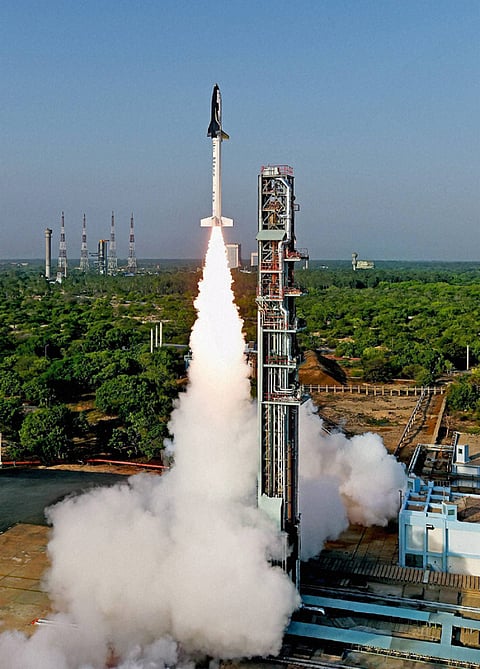 ಭಾರತ ದೇಶದ ಹೆಮ್ಮೆ ಬಾಹ್ಯಾಕಾಶ ಸಂಸ್ಥೆ ಇಸ್ರೋ ದೇಶದ ಮೊಟ್ಟ ಮೊದಲ ಬಾಹ್ಯಾಕಾಶ ನೌಕೆಯನ್ನು ತಯಾರಿಸಿದ್ದು, ಇದರ ಪರೀಕ್ಷಾರ್ಥ ಉಡಾವಣೆ ಸೋಮವಾರ ಬೆಳಗ್ಗೆ ಆಂಧ್ರಪ್ರದೇಶದ ಸತೀಶ್ ಧವನ್ ಬಾಹ್ಯಾಕಾಶ ಕೇಂದ್ರದಿಂದ ನೆರವೇರಿತು. ಇಡೀ ವಿಶ್ವ ಬೆರಗುಗಣ್ಣಿನಿಂದ ನೋಡುತ್ತಿದ್ದ ಈ ಕಾರ್ಯಾಚರಣೆಯ ಅಂತಿಮ ಕ್ಷಣಗಳು ಇಲ್ಲಿವೆ.