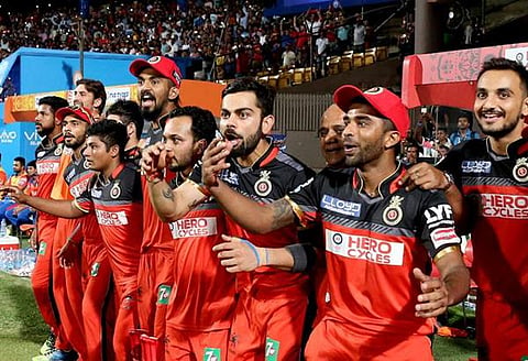 ಐಪಿಎಲ್ ಮೊದಲ ಕ್ವಾಲಿಫೈಯರ್ ಪಂದ್ಯದಲ್ಲಿ ಗುಜರಾತ್ ಲಯನ್ಸ್ ತಂಡವನ್ನು 4 ವಿಕೆಟ್ ಗಳಿಂದ ಮಣಿಸಿದ ರಾಯಲ್ ಚಾಲೆಂಜರ್ಸ್ ಬೆಂಗಳೂರು ತಂಡ ಫೈನಲ್ ಪ್ರವೇಶಿಸಿದ ರೋಚಕ ಕ್ಷಣಗಳು.