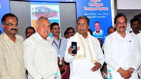 ಪ್ರಯಾಣಿಕರ ಸಹಾಯಕ್ಕಾಗಿ ಬಿಎಂಟಿಸಿ ಬಸ್ ಗಳ ಕುರಿತ ಮಾಹಿತಿಗಾಗಿ ಆ್ಯಪ್ ಬಿಡುಗಡೆ ಮಾಡುತ್ತಿರುವ ಮುಖ್ಯಮಂತ್ರಿ ಸಿದ್ದರಾಮಯ್ಯ