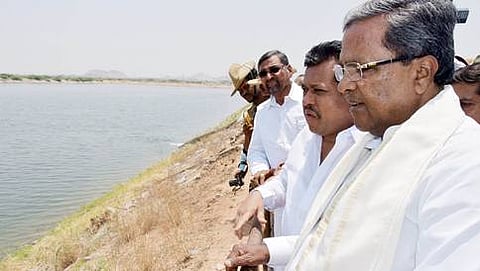 ಬಳ್ಳಾರಿ ಜಿಲ್ಲೆಯ ವಿವಿಧ ಗ್ರಾಮಗಳಿಗೆ ಭೇಟಿ ನೀಡಿ ಬರ ಪರಿಸ್ಥಿತಿ ಪರಿಶೀಲಿಸಿದ ಮುಖ್ಯಮಂತ್ರಿ ಸಿದ್ದರಾಮಯ್ಯ