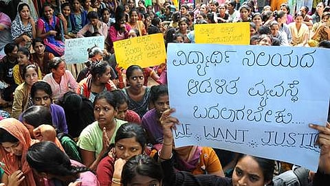 ವಿದ್ಯಾರ್ಥಿನಿಲಯದ ಮುಂದೆ ಪ್ರತಿಭಟನೆ ನಡೆಸಿದ ವಿದ್ಯಾರ್ಥಿನಿಯರು