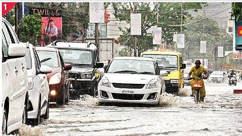 ಶುಕ್ರವಾರ ವಿಜಯವಾಡದಲ್ಲಿ ಅಧಿಕ ಕಾಲ ಸುರಿದ ಭಾರಿ ಮಳೆಗೆ ಜಲಾವೃತವಾದ ರಸ್ತೆ