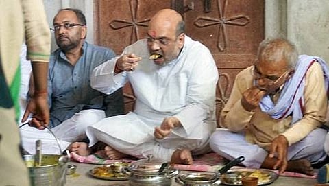 ವಾರಾಣಾಸಿ ಕ್ಷೇತ್ರದಲ್ಲಿ ದಲಿತರ ಮನೆಯಲ್ಲಿ ಭೋಜನ ಸವಿದ ಬಿಜೆಪಿ ಅಧ್ಯಕ್ಷ ಅಮಿತ್ ಶಾ