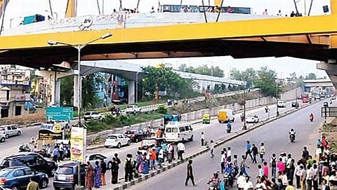 ಬೆಂಗಳೂರು: ರೇಸಿಂಗ್ ಮಾಡಲು ಹೋಗಿ ಪ್ಲೈಓವರ್ ನಿಂದ ಬಿದ್ದು ಇಬ್ಬರು ಯುವಕರ ಸಾವು