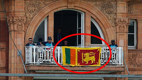 ಡ್ರೆಸಿಂಗ್ ರೂಂ ಬಾಲ್ಕನಿಯಲ್ಲಿ ರಾಷ್ಟ್ರಧ್ವಜ ಹಾರಿಸಿದ ಆಟಗಾರರು (ಎಎಫ್ ಪಿ ಚಿತ್ರ)