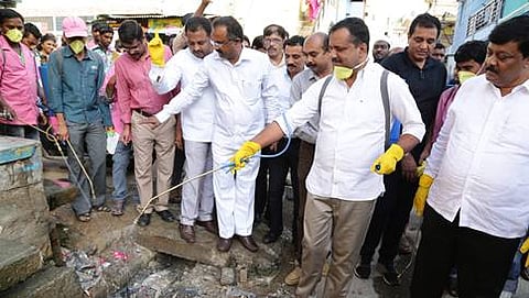 ಡೆಂಗ್ಯು ಹರಡದಂತೆ ಆರೋಗ್ಯ ಸಚಿವ ಯು.ಟಿ.ಖಾದರ್ ಗುರುವಾರ ಬೆಂಗಳೂರಿನ ಸಿದ್ದಾಪುರದ ಎಂ.ಕೆ.ಕಾಲೊನಿಯಲ್ಲಿ ರಾಸಾಯನಿಕವನ್ನು ಸಿಂಪಡಿಸಿದರು. ಬಿಬಿಎಂಪಿ ಮೇಯರ್ ಬಿ.ಎನ್.ಮಂಜುನಾಥ ರೆಡ್ಡಿ