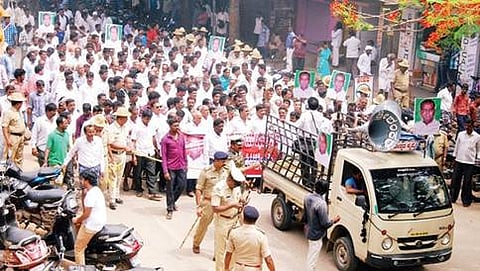 ನಂಜನಗೂಡಿನಲ್ಲಿ ಶ್ರೀನಿವಾಸ್ ಪ್ರಸಾದ್ ಅವರ ಬೆಂಬಲಿಗರು ಸೋಮವಾರ ನಡೆಸಿದ ಪ್ರತಿಭಟನೆ