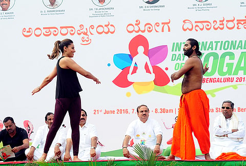 ಅಂತಾರಾಷ್ಟ್ರೀಯ ಯೋಗದಿನಾಚರಣೆ ಪ್ರಯುಕ್ತ ಬೆಂಗಳೂರಿನ ಕಂಠೀರವ ಕ್ರೀಡಾಂಗಣದಲ್ಲಿ ನಡೆದ ಯೋಗ ಕಾರ್ಯಕ್ರಮದಲ್ಲಿ ಯೋಗ ಗುರು ವಚನಾನಂದ ಶ್ರೀಗಳ ನೇತೃತ್ವದಲ್ಲಿ ಸಿಎಂ ಸಿದ್ದರಾಮಯ್ಯ, ಕೇಂದ್ರ ಸಚಿವ ಅನಂತ್ ಕುಮಾರ್, ಡಿವಿ ಸದಾನಂದಗೌಡ ಹಾಗೂ ಬಾಲಿವುಡ್ ನಟಿ ಬಿಪಾಶ ಬಸು ಯೋಗಾಭ್ಯಾಸ ಮಾಡಿದರು. ಚಿತ್ರಗಳು- ನಾಗೇಶ್ ಪೊಳಲ