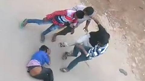 ಯುವಕ ಮೇಲೆ ಹಲ್ಲೆ ನಡೆಸುತ್ತಿರುವ ಯುವಕರ ಗುಂಪು