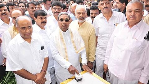 ಹೊಸಕೋಟೆ ಡೇರಿ ಮತ್ತು ಉತ್ಪಾದನ ಘಟಕ ಉದ್ಘಾಟಿಸುತ್ತಿರುವ ಸಿಎಂ