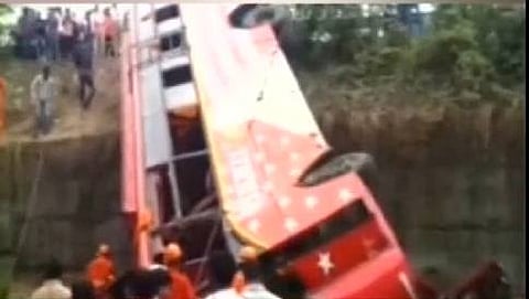 ಮುಂಬೈ-ಪುಣೆ ರಾಷ್ಟ್ರೀಯ ಹೆದ್ದಾರಿಯಲ್ಲಿ ಭೀಕರ ಅಪಘಾತ ಸಂಭವಿಸಿ ಕಂದಕಕ್ಕೆ ಉರುಳಿದ ಬಸ್
