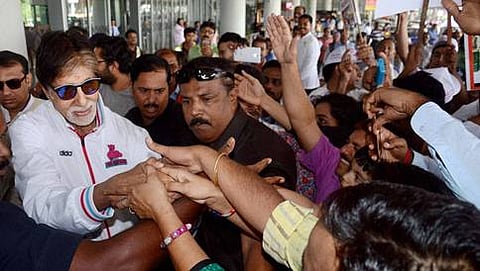 ತಮ್ಮ ಮುಂದಿನ ಚಿತ್ರ ಟಿತ್ರಿಎನ್ ಯ ಪ್ರಚಾರ ಸಂಬಂಧ ಕೋಲ್ಕತ್ತಾಕ್ಕೆ ಆಗಮಿಸಿದ್ದ ಅಮಿತಾಬ್ ಬಚ್ಚನ್ ಅವರನ್ನು ಅಭಿಮಾನಿಗಳು ನೇತಾಜಿ ಸುಭಾಷ್ ಚಂದ್ರ ವಿಮಾನ ನಿಲ್ದಾಣದಲ್ಲಿ ಸುತ್ತುವರಿದ