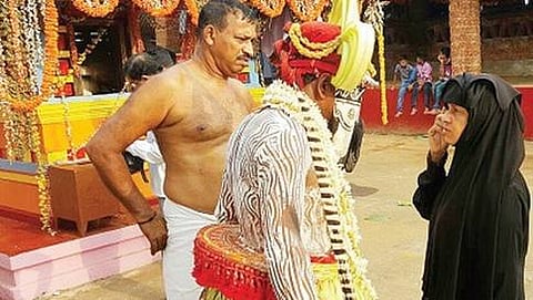 ಜಾತ್ರಾ ಸಂದರ್ಭದಲ್ಲಿ ಅಲಿಭೂತದ ಬಳಿ ತನ್ನ ಸಂಕಷ್ಟಗಳನ್ನು ಹೇಳಿಕೊಳ್ಳುತ್ತಿರುವ ಮುಸ್ಲಿಂ ಮಹಿಳೆ.