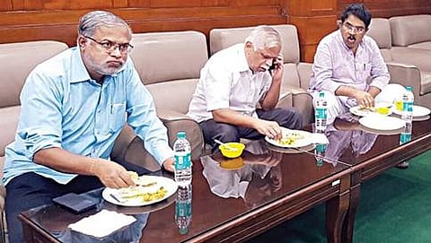 ಬಿಜೆಪಿ ಶಾಸಕರುಗಳಾದ ಸುರೇಶ್ ಕುಮಾರ್, ಅಶೋಕ್ ಮತ್ತು ವಿಜಯ್ ಕುಮಾರ್ ರಿಂದ  ವಿಧಾನ ಸಭೆಯಲ್ಲಿ ರಾತ್ರಿ ಊಟ ಸೇವನೆ