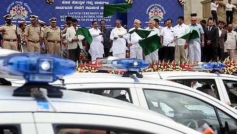 ನೂತನ ಪೊಲೀಸ್ ಗಸ್ತು ವಾಹನಗಳಿಗೆ ಚಾಲನೆ ನೀಡುತ್ತಿರುವ ಸಿಎಂ ಹಾಗೂ ಇತರರು