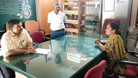 ತುಬರಹಳ್ಳಿ ಸರ್ಕಾರಿ ಶಾಲೆಯ ಮುಖ್ಯೋಪಾಧ್ಯಾಯಿನಿ ಗಾಯತ್ರಿ ಎಸ್ ಅವರೊಂದಿಗೆ ಮಾತುಕತೆಯಲ್ಲಿ ಬಿನಿಸ್ ಥಾಮಸ್.