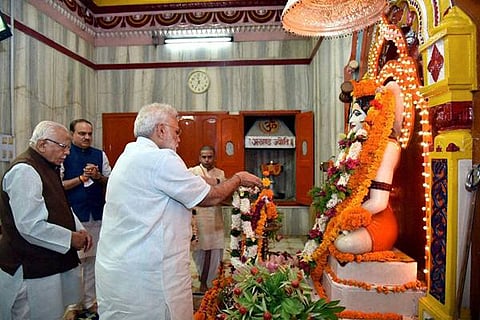 ಉತ್ತರ ಪ್ರದೇಶ ಪ್ರವಾಸದಲ್ಲಿರುವ ಪ್ರಧಾನಿ ನರೇಂದ್ರ ಮೋದಿ ಅವರು ಗೋರಕ್ಪುರದ ಗೋರಕ್ ಪುರದ ದೇವಸ್ಥಾನಕ್ಕೆ ಭೇಟಿ ನೀಡಿ ಗೋರಕ್ಪುರನಾಥನಿಗೆ ನಮಿಸಿದರು. 