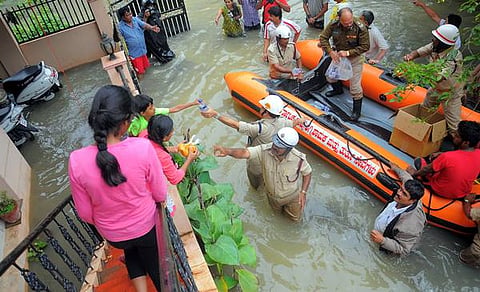 ಗುರುವಾರ ರಾತ್ರಿ ಸುರಿದ ಭಾರೀ ಮಳೆಗೆ ಸಿಲಿಕಾನ್ ಸಿಟಿ ಬೆಂಗಳೂರು ತತ್ತರಿಸಿದ್ದು, ಎಡಬಿಡದೆ ಸುರಿದ ಮಳೆಯಿಂದಾಗಿ ಕೆರೆಗಳ ಕೋಡಿ ಹರಿದು ಪ್ರಮುಖ ರಸ್ತೆಗಳು ಜಾಲಾವೃತಗೊಂಡಿದ್ದು, ಬೋಟ್ ಮೂಲಕ ಹಲವು ಜನರನ್ನು ರಕ್ಷಿಸಲಾಗಿದೆ. ಇನ್ನು ಕೆಲವರು ರಸ್ತೆಯಲ್ಲೇ ಮೀನು ಹಿಡಿಯುತ್ತಿರುವ ದೃಶ್ಯ ಸಹ ಕಂಡುಬಂತು. ಹೆಚ್ಚ