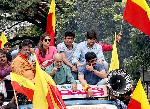 ಮಹದಾಯಿ ನ್ಯಾಯಾಧಿಕರಣ ಮಧ್ಯಂತರ ತೀರ್ಪು ವಿರೋಧಿಸಿ ಕನ್ನಡಪರ ಸಂಘಟನೆಗಳು ಕರೆ ನೀಡಿದ್ದ ಕರ್ನಾಟಕ್ ಬಂದ್ ಗೆ ಸ್ಯಾಂಡಲ್ ವುಡ್ ಸಾಥ್ ನೀಡಿದ್ದು, ಶನಿವಾರ ಬೆಂಗಳೂರಿನಲ್ಲಿ ನಟರಾದ ಶಿವರಾಜ್ ಕುಮಾರ್, ರಮೇಶ್ ಅರವಿಂದ್, ಜಗ್ಗೇಶ್, ಯಶ್ ಹಾಗೂ ನಟಿಯರಾದ ಮೇಘನಾ ರಾಜ್ ಮತ್ತು ರೂಪಿಕಾ ಸೇರಿದಂತೆ ಚಿತ್ರರಂಗದ ಹಲವು ಗಣ್ಯ