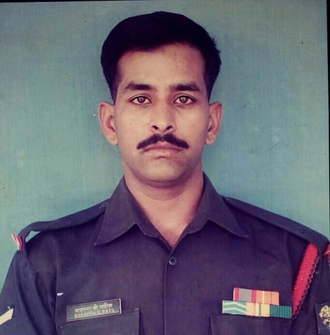 ಕಣಿವೆ ರಾಜ್ಯ ಜಮ್ಮು ಮತ್ತು ಕಾಶ್ಮೀರದಲ್ಲಿ ಉಗ್ರರು ಸಿಡಿಸಿದ ಬಾಂಬ್ ದಾಳಿ ವೇಳೆ ಹುತಾತ್ಮರಾದ ಕರ್ನಾಟಕದ ಯೋಧ ಸುಬೇಧಾರ್ ಬಸಪ್ಪ ಪಾಟೀಲ್..
