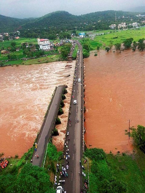 ಮಹಾರಾಷ್ಟ್ರದ ರಾಯಗಡ ಜಿಲ್ಲೆಯ ಮಹಾಡ್‌ ಬಳಿ ಭಾರಿ ಮಳೆ ಮಳೆಯಿಂದಾಗಿ ಮುಂಬೈ-ಗೋವಾ ಹೆದ್ದಾರಿಯ ಬ್ರಿಟೀಷ್ ಕಾಲದ ಸೇತುವೆ ಮಂಗಳವಾರ ರಾತ್ರಿ ಕುಸಿದುಬಿದ್ದಿದ್ದು, ಘಟನೆಯಲ್ಲಿ ಇಬ್ಬರು ಮೃತಪಟ್ಟಿದ್ದಾರೆ ಮತ್ತು 20ಕ್ಕೂ ಹೆಚ್ಚು ಮಂದಿ ನಾಪತ್ತೆಯಾಗಿದ್ದಾರೆ. ಹೆಚ್ಚಿನ ಚಿತ್ರಗಳು ಮುಂದಿವೆ...