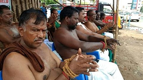 ಕಾವೇರಿ ನೀರು ಆಗ್ರಹಿಸಿ ತಿರುಚಿಯಲ್ಲಿ ರೈತರು ಸತ್ಯಾಗ್ರಹ ನಡೆಸುತ್ತಿರುವುದು.