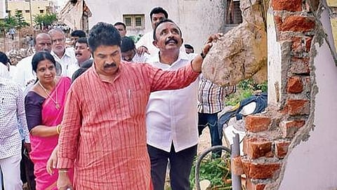 ಅವನಿ ಶೃಂಗೇರಿ ಪ್ರದೇಶದಲ್ಲಿ ತೆರವು ಗೊಳಿಸಿದ ಮನೆಗಳನ್ನು ವೀಶ್ರಿಸುತ್ತಿರುವ ಶಾಸಕ ಆರ್.ಅಶೋಕ