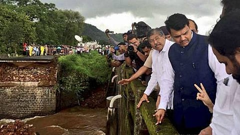 ಕುಸಿದು ಬಿದ್ದ ಸಾವಿತ್ರಿ ನದಿಯ ಮಹದ್ ಸೇತುವೆಯನ್ನು ಪರಿಶೀಲಿಸುತ್ತಿರುವ ಮಹಾರಾಷ್ಟ್ರ ಮುಖ್ಯಮಂತ್ರಿ ದೇವೇಂದ್ರ ಫಡ್ನವಿಸ್. ಇತರ ಸಚಿವರು, ಅಧಿಕಾರಿಗಳು ಹಾಜರಿದ್ದರು.