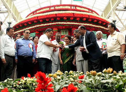 ಬೆಂಗಳೂರಿನ ಸಸ್ಯಕಾಶಿ ಲಾಲ್​ಬಾಗ್​ನಲ್ಲಿ ಇಂದಿನಿಂದ ಆಗಸ್ಟ್ 15ರವರೆಗೆ ಸ್ವಾತಂತ್ರ್ಯೋತ್ಸವ ಫಲಪುಷ್ಪ ಪ್ರದರ್ಶನ ಆರಂಭಗೊಂಡಿದ್ದು, ತೋಟಗಾರಿಕೆ ಸಚಿವ ಎಸ್‌.ಎಸ್‌.ಮಲ್ಲಿಕಾರ್ಜುನ್ ಅವರು ಫಲಪುಷ್ಪ ಪ್ರದರ್ಶನಕ್ಕೆ ಚಾಲನೆ ನೀಡಿದರು. ಈ ಬಾರಿ ಸುಮಾರು ನಾಲ್ಕು ಲಕ್ಷ ಹೂಗಳಿಂದ ಸಂಸತ್‌ ಭವನದ ಪ್ರತಿಕೃತಿಯನ್ನು 