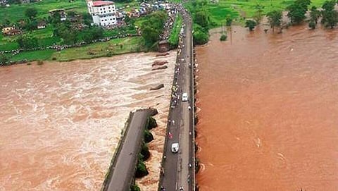 ಕುಸಿದುಬಿದ್ದ ಸೇತುವೆ
