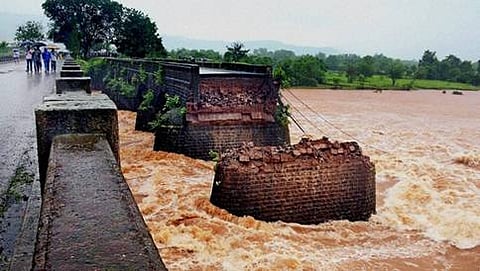 ಕುಸಿದುಬಿದ್ದ ಸೇತುವೆ