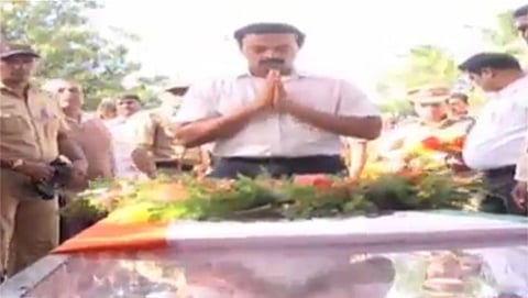 ಮೃತ ರಾಜೇಶ್ ಗೆ ನಮಿಸುತ್ತಿರುವ ಅಧಿಕಾರಿ