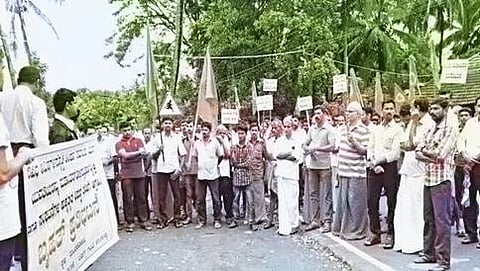 ಮತಾಂತರದ ವಿರುದ್ಧ ಪ್ರತಿಭಟನೆ ನಡೆಸುತ್ತಿರುವ ಗ್ರಾಮಸ್ಥರ