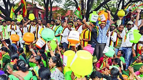 ಕಾವೇರಿ ನೀರು ತಮಿಳು ನಾಡಿಗೆ ಬಿಡುಗಡೆ ಮಾಡಬಾರದೆಂದು ಪ್ರತಿಭಟನೆ ನಡೆಸುತ್ತಿರುವ ಜನರು.