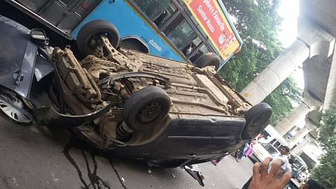 ಬೆಂಗಳೂರಿನ ವಿಜಯನಗರದಲ್ಲಿ ಕಾರೊಂದನ್ನು ಉರುಳಿಸಿರುವ ಪ್ರತಿಭಟನಾಕಾರರು