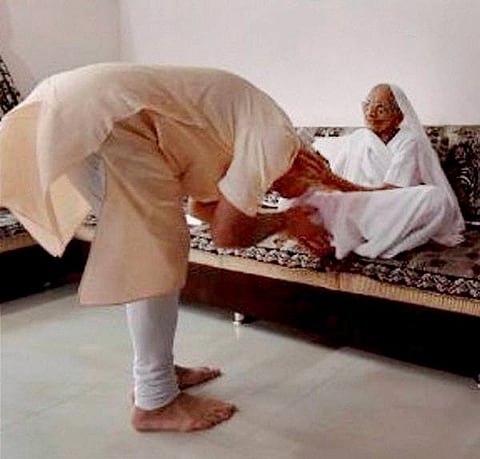 ಶನಿವಾರ 66ನೇ ವಸಂತಕ್ಕೆ ಕಾಲಿಟ್ಟ ಪ್ರಧಾನಿ ನರೇಂದ್ರ ಮೋದಿ ಅವರು ಇಂದು ಗುಜರಾತ್ ನ ಗಾಂಧಿನಗರಕ್ಕೆ ತೆರಳಿ ತಾಯಿಯ ಆಶೀರ್ವಾದ ಪಡೆದರು. ಹೆಚ್ಚಿನ ಚಿತ್ರಗಳು ಮುಂದಿವೆ.