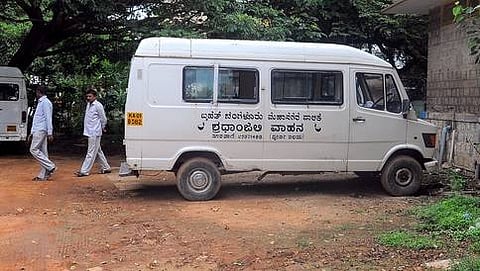 ಹಲಸೂರು ಸರ್ಕಾರಿ ಆಸ್ಪತ್ರೆ ಬಳಿ ನಿಲ್ಲಿಸಿರುವ ಶ್ರದ್ಧಾಂಜಲಿ ವಾಹನ