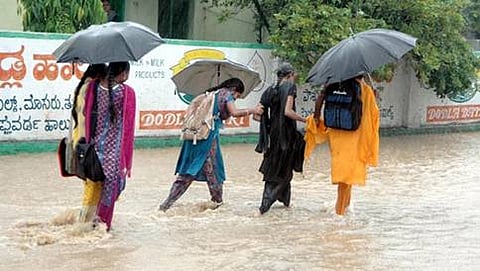 ಬೀದರ್ ನಲ್ಲಿ ಭಾರೀ ಮಳೆಗೆ ರಸ್ತೆಯೆಲ್ಲಾ ತುಂಬಿ ಹೋಗಿದ್ದು ಅದರಲ್ಲೇ ಹರಸಾಹಸಪಟ್ಟು ಓಡಾಡುವ ಜನತೆ