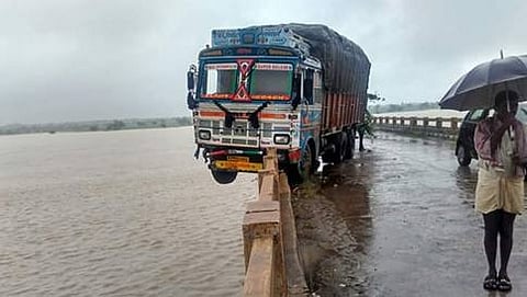 ಸೇತುವೆ ತಡೆಗೋಡೆಗೆ ಡಿಕ್ಕಿ ಹೊಡೆದ ಲಾರಿ