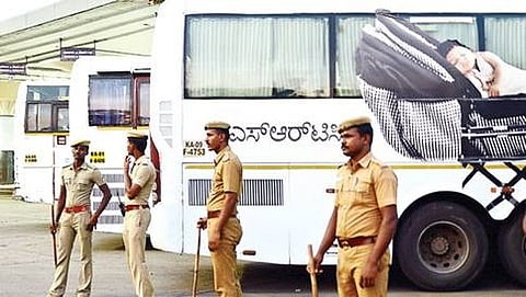 ಚೆನ್ನೈನಲ್ಲಿ ಕೆಎಸ್ಆರ್ ಟಿಸಿ ಬಸ್ ಗಳಿಗೆ ರಕ್ಷಣೆ ನೀಡುತ್ತಿರುವ ಪೊಲೀಸರು