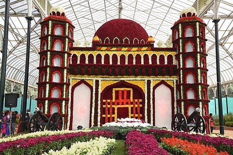 ಗಣರಾಜ್ಯೋತ್ಸವ ಪ್ರಯುಕ್ತ ವರ್ಣರಂಜಿತ ಪುಷ್ಪ ಪ್ರದರ್ಶನಕ್ಕೆ ಬೆಂಗಳೂರಿನ ಲಾಲ್ ಬಾಗ್ ಸಜ್ಜಾಗಿದೆ. ವಿಧ ವಿಧದ ಹೂಗಳಿಂದ ಸಸ್ಯಕಾಶಿ ಲಾಲ್ ಬಾಗ್ ಕಂಗೊಳಿಸುತ್ತಿದೆ. ಸದ್ಯ ಪುಷ್ಪ ಪ್ರದರ್ಶನ ಆರಂಭಗೊಂಡಿದ್ದು ಜನರನ್ನು ಆಕರ್ಷಿಸುತ್ತಿದೆ. 