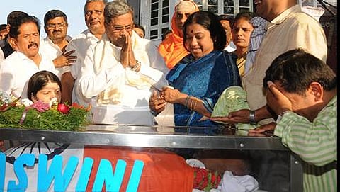 ಮಹದೇವ್ ಪ್ರಸಾದ್ ಅಂತಿಮ ದರ್ಶನ ಪಡೆಯುತ್ತಿರುವ ಸಿಎಂ