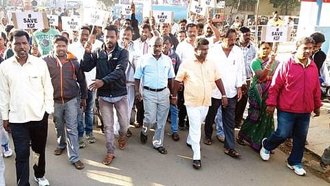 ಕೋಲಾರದಲ್ಲಿ ಸೋಮವಾರ ಪ್ರತಿಭಟನೆ ನಡೆಸಿದ ಕೆಜಿಎಫ್ ಉಳಿಸಿ ಕಾರ್ಯಕರ್ತರು