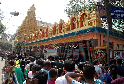 ವೈಕುಂಠ ಏಕಾದಶಿ ನಿಮಿತ್ತ ಬೆಂಗಳೂರು ನಗರದಲ್ಲಿರುವ ವೆಂಕಟೇಶ್ವರ ಸ್ವಾಮಿಯ ವಿವಿಧ ದೇಗುಲಗಳಲ್ಲಿ ದರ್ಶನಕ್ಕಾಗಿ ಜನ ಸರತಿ ಸಾಲಲ್ಲಿ ನಿಂತಿದ್ದರು.