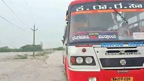 ಮಂತ್ರಾಲಯಕ್ಕೆ ತೆರಳುತ್ತಿದ್ದ ಬಸ್