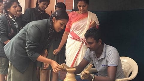 ಬೆಂಗಳೂರು: ಶಾಲಾ ವಿದ್ಯಾರ್ಥಿಗಳಿಂದ ಮಾಲಿನ್ಯರಹಿತ ದೀಪಾವಳಿ ಆಚರಣೆ ಕುರಿತು ಜಾಗೃತಿ